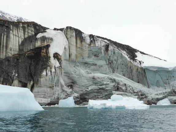 Gelo e pedra se misturam em Brown Bluff, na Antártida